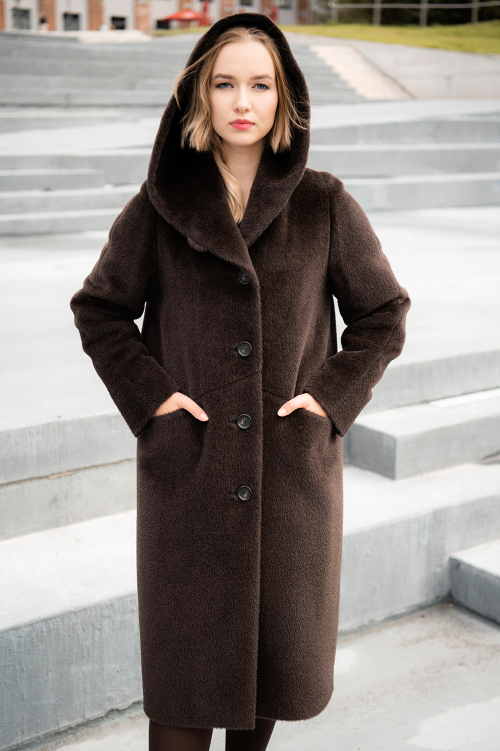 Alpakos audinio paltas moterims Rūta, tamsiai ruda spalva, gaminys su vilnoniu pašiltinimu.