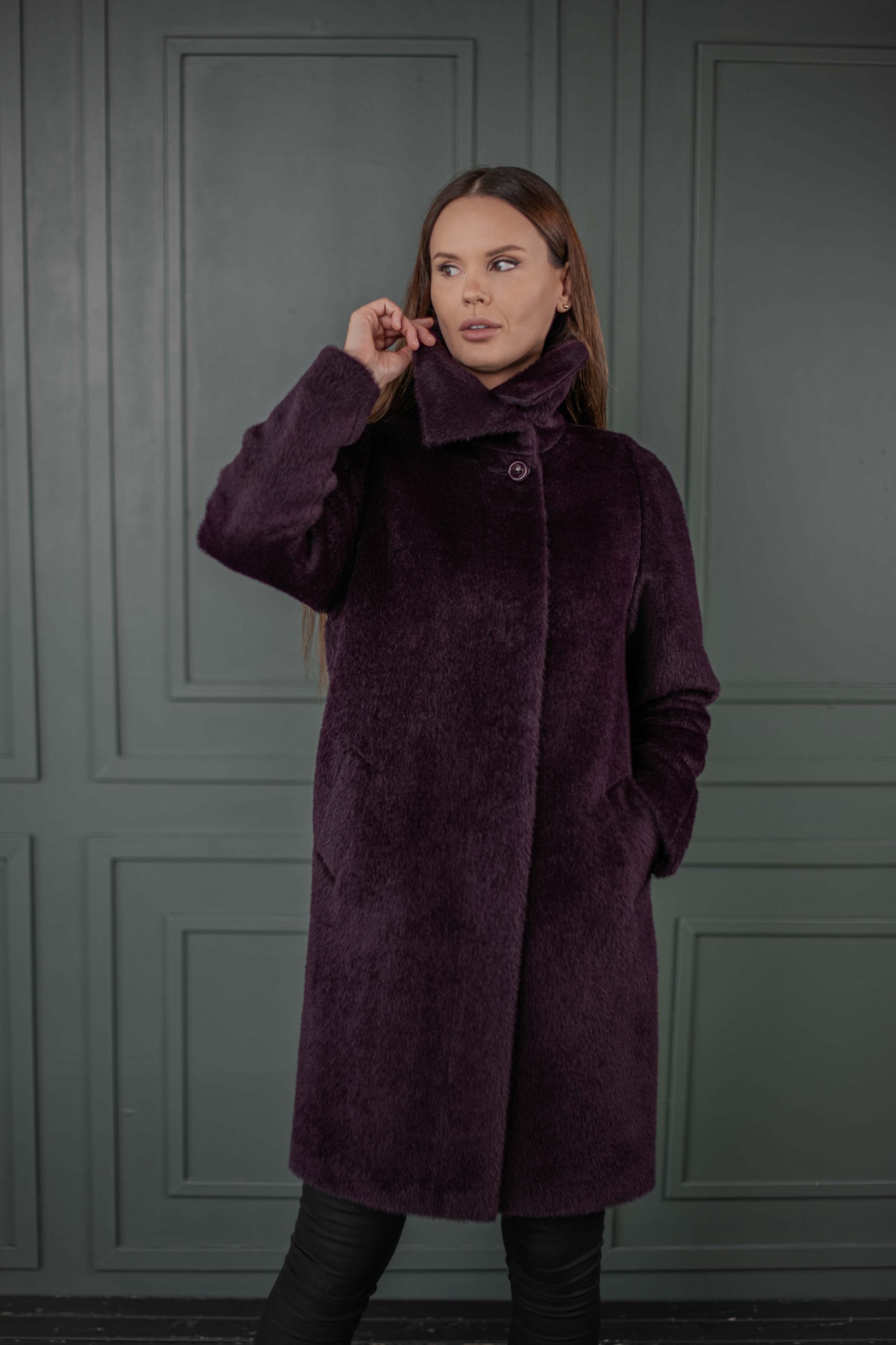 alpakos paltas moterims, tamsiai violetinės spalvos, su vilnelės pašiltinimu.