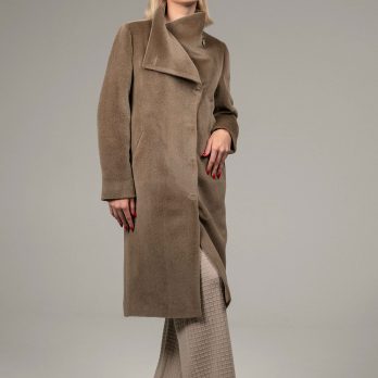 alpakos vilnos paltas, aukščiausios kokybės, labai malonus liesti. siluetas tiesus, midi ilgis.