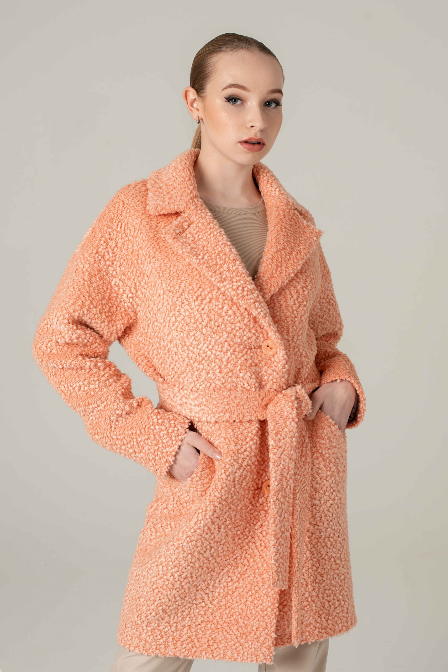 paltas bukle audinio, su atlapais, persiko spalvos