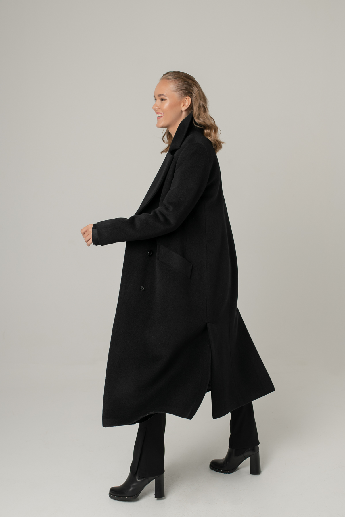 kašmyro vilnos paltas, juoda spalva, dvieilis užsegimas, vos priglundantis siluetas, ilgis 120 cm.