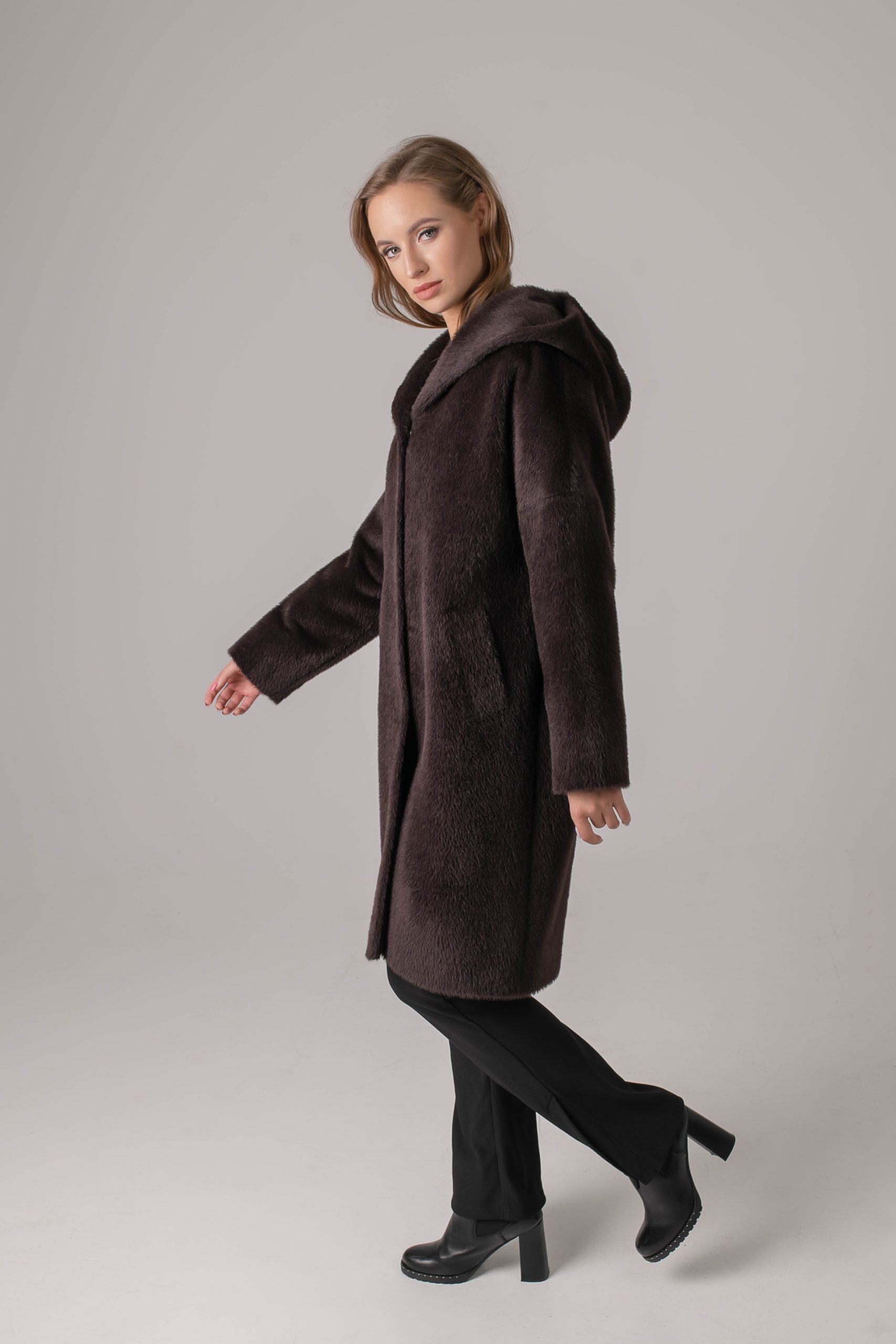 alpakos vilnos paltas, tamsiai ruda spalva, su pašiltinimu.