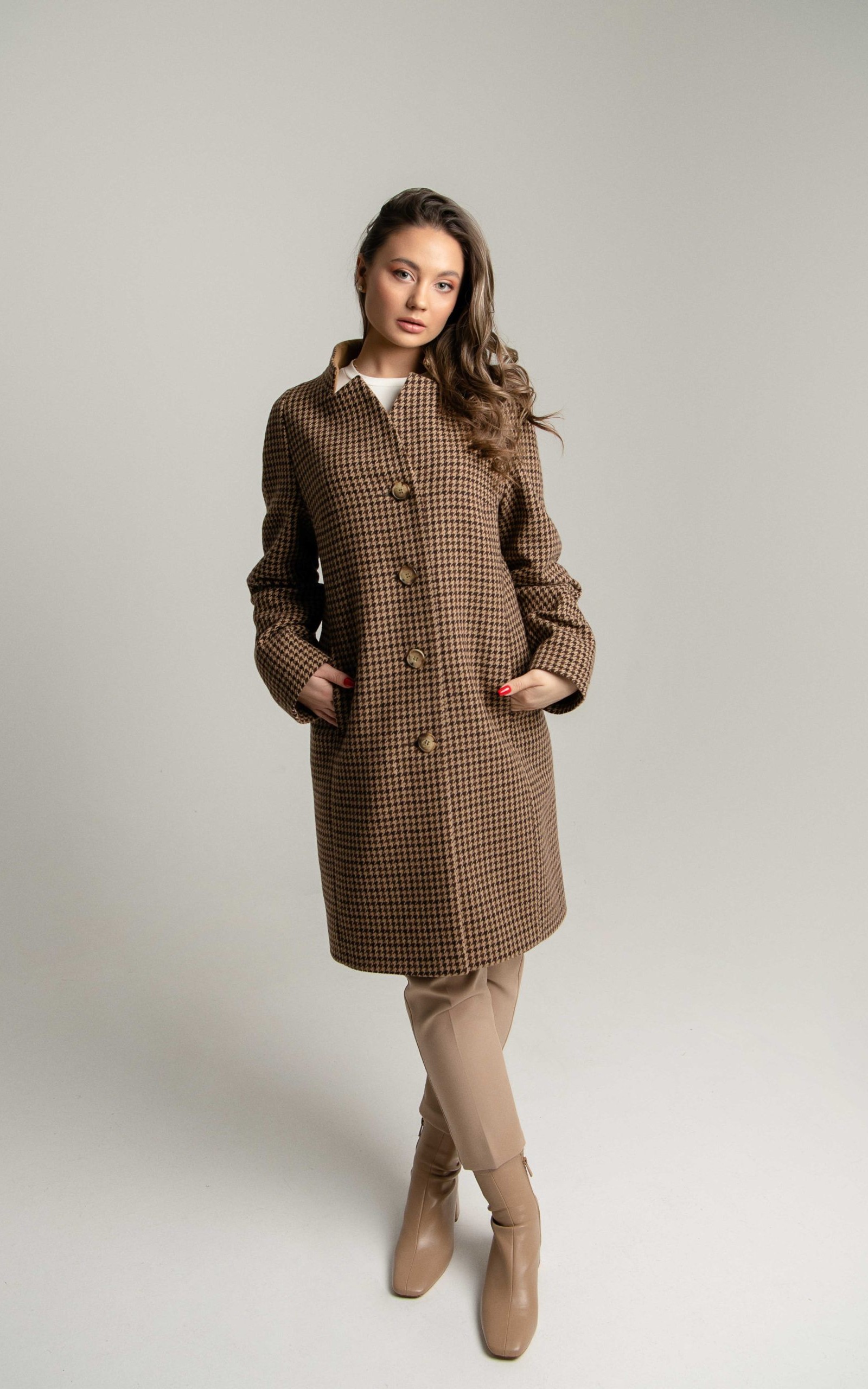 paltas lengvos vilnos audinio, minimalistinė, atvira apykaklė, užsegamas sagomis